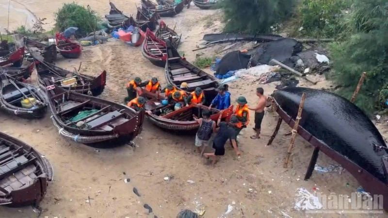 Quân đội giúp ngư dân chuyển phương tiện, tài sản lên nơi an toàn. (Ảnh: QUANG TIẾN) 