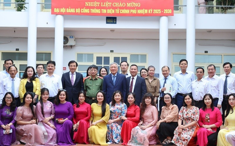 Phó Thủ tướng Thường trực Chính phủ Nguyễn Hòa Bình; Bộ trưởng, Chủ nhiệm Văn phòng Chính phủ Trần Văn Sơn; Thứ trưởng Thường trực Bộ Văn hóa, Thể thao và Du lịch Lê Hải Bình, lãnh đạo các vụ, cục thuộc Văn phòng Chính phủ cùng các đại biểu và đội ngũ cán bộ, phóng viên, biên tập viên, người lao động của Cổng Thông tin điện tử Chính phủ. Ảnh: VGP/Nhật Bắc