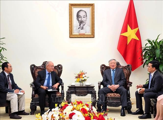 Phó Thủ tướng Thường trực Chính phủ Nguyễn Hòa Bình tiếp Tiến sĩ Kambiz Ghawami, Chủ tịch Tổ chức Hỗ trợ đại học thế giới, Cộng hòa Liên bang Đức (WUS), đại diện bang Hessen đang có chuyến công tác tại Việt Nam. (Ảnh: TTXVN)