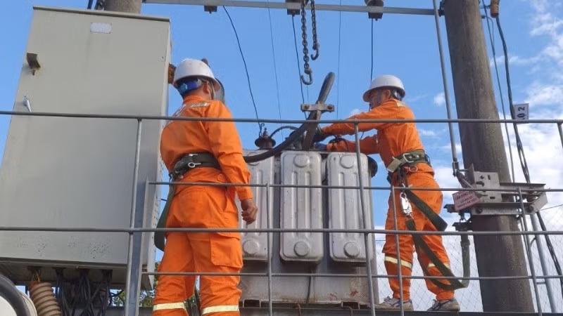 Cán bộ công nhân ngành điện thực hiện sửa chữa và bảo dưỡng điện.