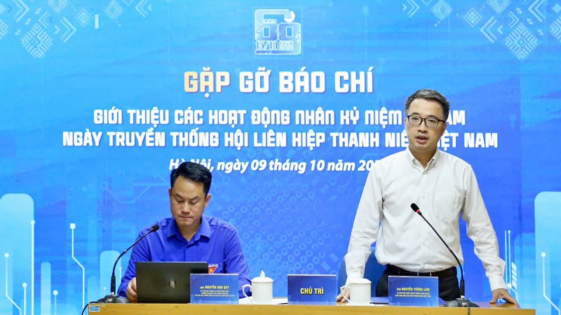 Đồng chí Nguyễn Tường Lâm, Bí thư Trung ương Đoàn, Chủ tịch Hội Liên hiệp Thanh niên Việt Nam (áo trắng) điều hành chương trình.