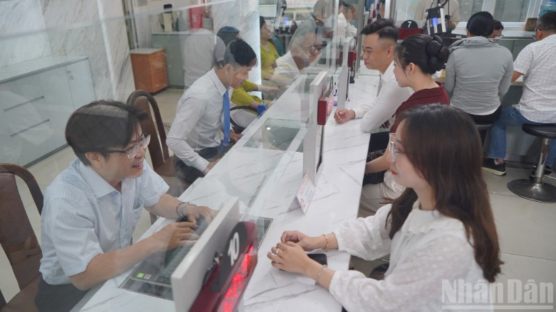 Trung tâm hành chính công phường Sài Gòn nỗ lực phục vụ tốt hơn người dân và doanh nghiệp. (Ảnh: Vũ Thế Anh)