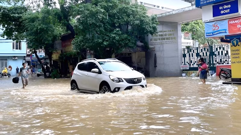 Tình trạng ngập lụt tại Hà Nội mỗi khi trời mưa lớn. (Ảnh: HUY HOÀNG)