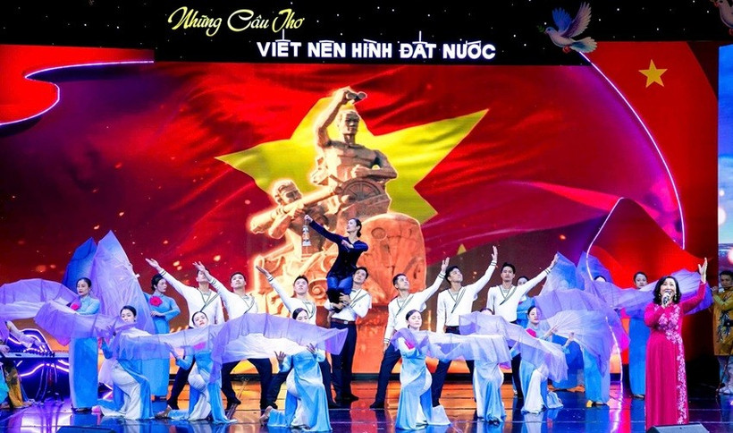 NSND Vương Hà và các nghệ sĩ trong tiết mục ngâm-trình diễn thơ. (Ảnh THÀNH DUY)