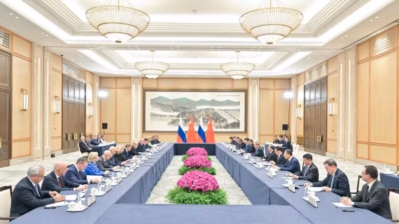 Thủ tướng Trung Quốc và Thủ tướng Nga đồng chủ trì cuộc họp thường kỳ giữa những người đứng đầu chính phủ hai nước. (Ảnh: Tân Hoa xã)