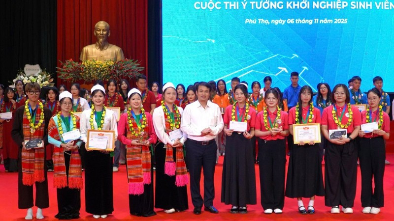 Ban Tổ chức trao giải cho các đội tham dự cuộc thi khởi nghiệp sáng tạo trong sinh viên.