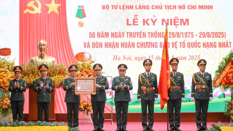 Bộ Tư lệnh Lăng Chủ tịch Hồ Chí Minh đón nhận Huân chương Bảo vệ Tổ quốc hạng Nhất. (Ảnh: THẾ ĐẠI)