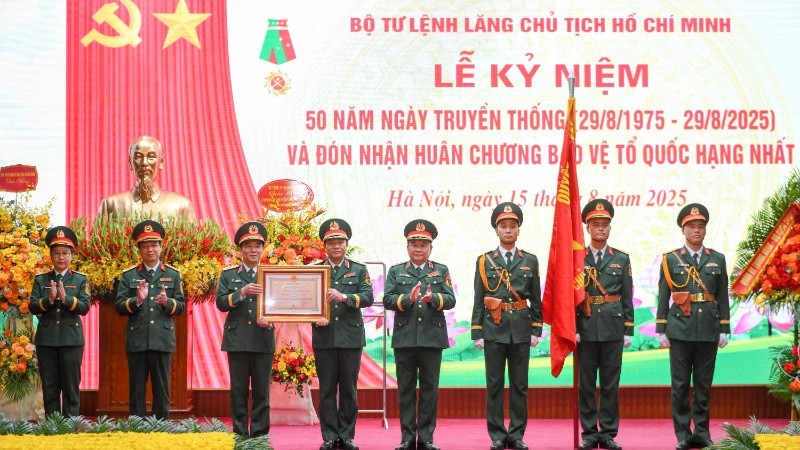 Bộ Tư lệnh Lăng Chủ tịch Hồ Chí Minh đón nhận Huân chương Bảo vệ Tổ quốc hạng Nhất. (Ảnh: THẾ ĐẠI)