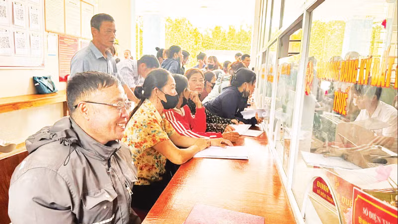 Nhân dân xã miền núi Phúc Trạch (tỉnh Hà Tĩnh) thực hiện các giao dịch hành chính tại trụ sở Ủy ban nhân dân xã.