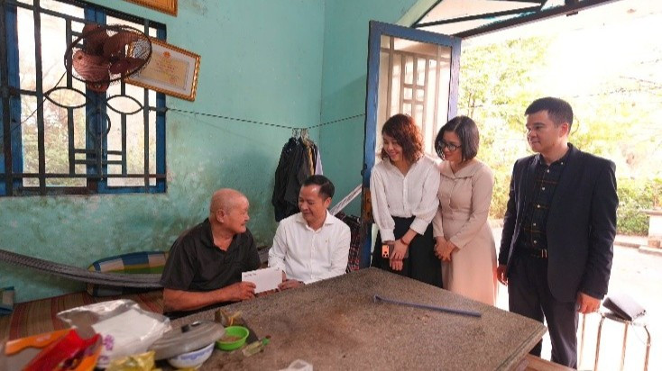Ông Lê Hoàng Tùng, Phó Tổng Giám đốc Vietcombank; bà Lê Thị Thu Hà, Phó Chủ tịch thường trực Công đoàn Vietcombank và đại diện ngân hàng đến thăm hỏi, động viên cựu chiến binh Châu Văn Đực tại gia đình.