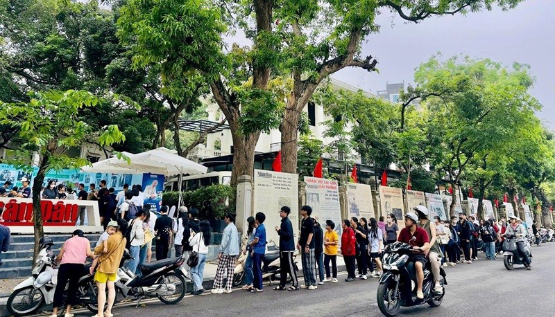 Trong đợt tuyên truyền kỷ niệm 135 năm Ngày sinh Chủ tịch Hồ Chí Minh, nhiều bạn đọc Gen Z đã xếp hàng dài để được nhận ấn phẩm đặc biệt của Báo Nhân Dân.