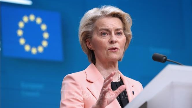 Chủ tịch Ủy ban châu Âu Ursula von der Leyen phát biểu tại cuộc họp báo ở Brussels, Bỉ. (Ảnh: THX/TTXVN)