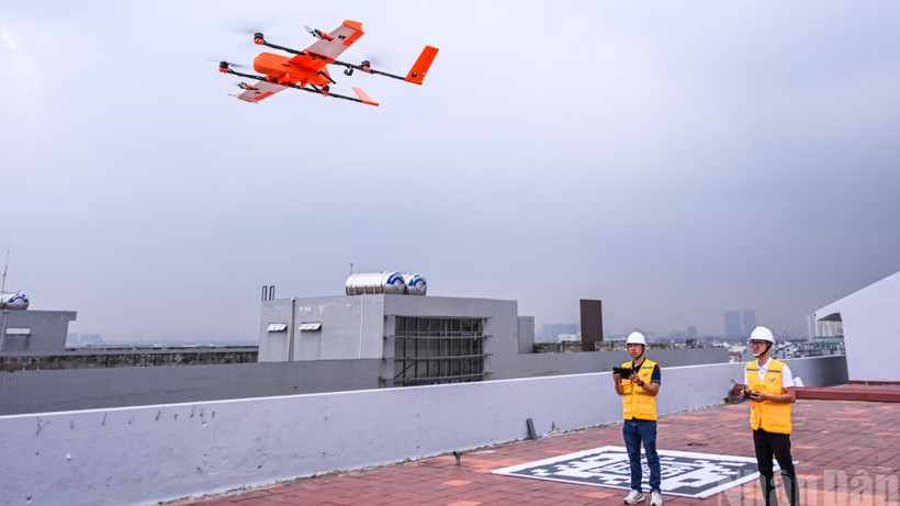 Chuyến bay thử nghiệm đề án “Ứng dụng thiết bị bay không người lái trong vận chuyển y tế” được thực hiện tại Bệnh viện Đa khoa Đức Giang.