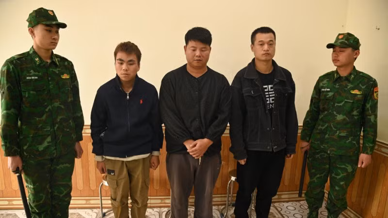 Các đối tượng nhập cảnh trái phép vào Việt Nam bị cán bộ, chiến sĩ Đồn Biên phòng Tân Thanh kịp thời bắt giữ.