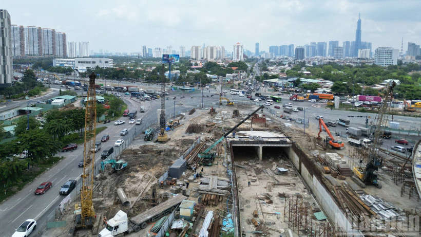 Sau gần 3 năm thi công, tổng sản lượng thi công toàn dự án nút giao An Phú Thành phố Hồ Chí Minh mới đạt khoảng 70% dự kiến chậm tiến độ 12 tháng.