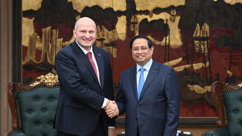 Thủ tướng Chính phủ Phạm Minh Chính và Bộ trưởng Bộ Tình trạng khẩn cấp Liên bang Nga Aleksandr Kurenkov. (Ảnh: Trần Hải)