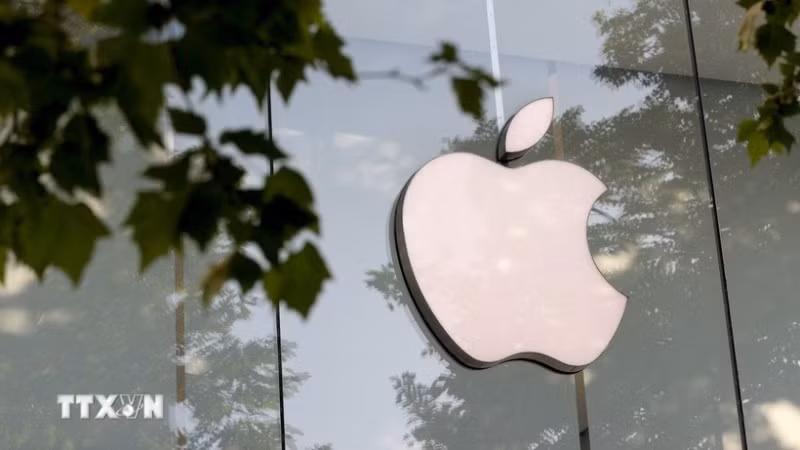 Biểu tượng Apple tại một cửa hàng ở Brussels, Bỉ. (Ảnh: THX/TTXVN)