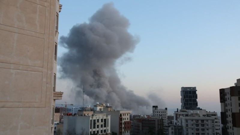 Khói bốc lên sau cuộc tấn công tại Tehran, Iran, ngày 6/3/2026. (Ảnh: THX/TTXVN)