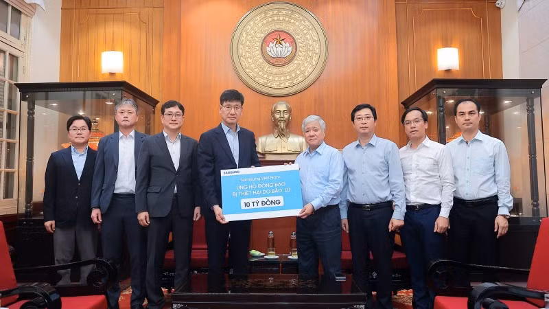 Đồng chí Đỗ Văn Chiến (thứ 4 từ phải sang) tiếp nhận nguồn lực hỗ trợ từ Samsung Việt Nam.