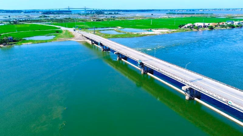 Đập Thảo Long ngăn mặn giữ ngọt cho vùng hạ lưu sông Hương.