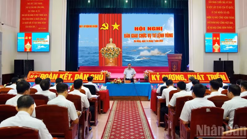 Phó Đô đốc Trần Thanh Nghiêm, Ủy viên Trung ương Đảng, Tư lệnh Hải quân phát biểu chỉ đạo tại buổi lễ. (Ảnh: ĐÌNH TĂNG)