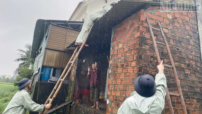 Chi đội Kiểm ngư số 3 giúp nhân dân phòng, chống bão.