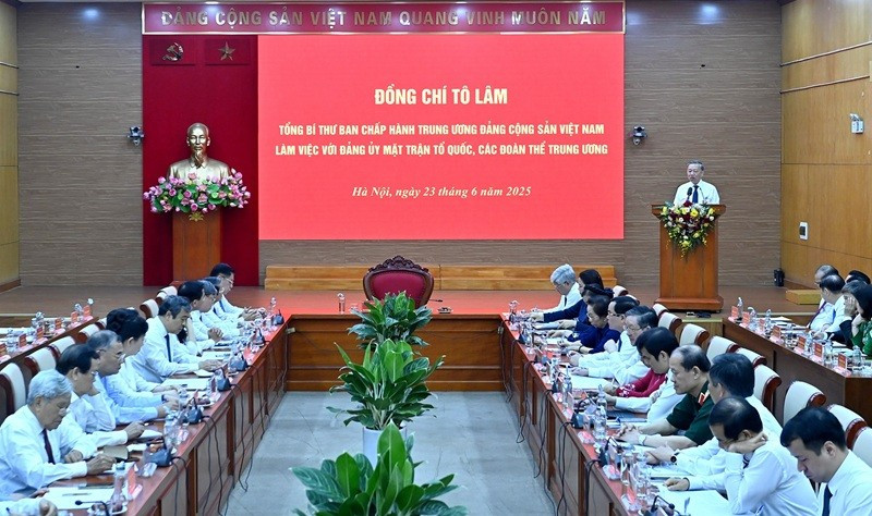 Quang cảnh buổi làm việc. (Ảnh ĐĂNG KHOA)