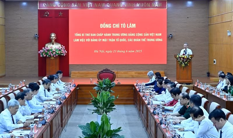 Quang cảnh buổi làm việc. (Ảnh ĐĂNG KHOA)