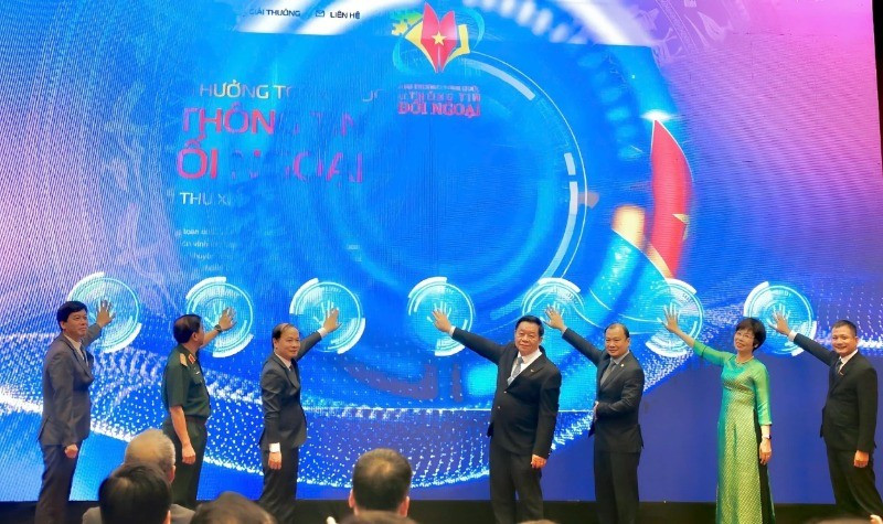 Đồng chí Nguyễn Trọng Nghĩa và các đồng chí lãnh đạo bấm nút phát động giải thưởng.
