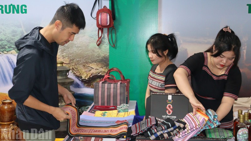 Quảng Ngãi phấn đấu đến năm 2030, có ít nhất 50% doanh nghiệp, hợp tác xã sản xuất, kinh doanh trong tỉnh có sản phẩm được giới thiệu, quảng bá và giao dịch thương mại điện tử.