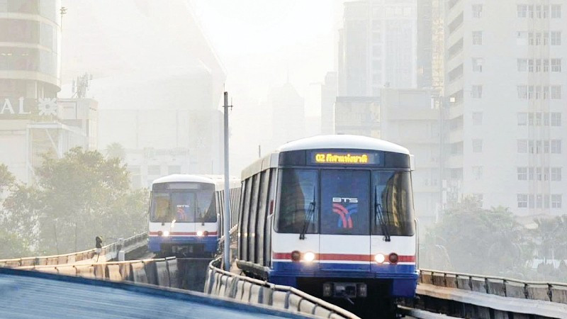 Bụi mịn bao phủ thủ đô Bangkok của Thái Lan. (Ảnh KHAOSOD)