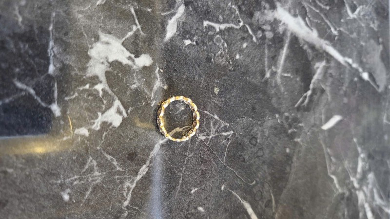 Chiếc nhẫn vàng tây hành khách đánh rơi trên tàu.