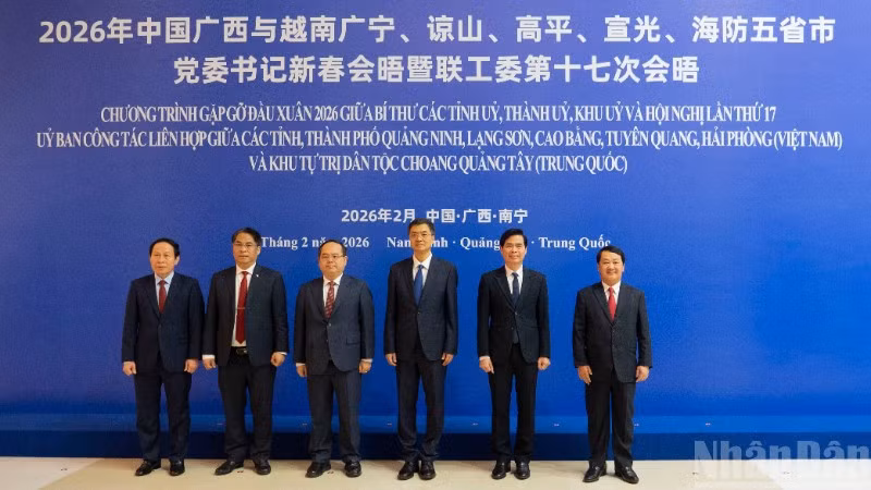 Bí thư 5 tỉnh, thànhphố của Việt Nam chụp ảnh chung với Bí thư Đảng ủy Khu tự trị dân tộc Choang Quảng Tây, Trung Quốc.