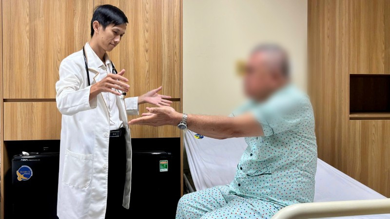 Bác sĩ thăm khám cho bệnh nhân H. (Ảnh: Bệnh viện cung cấp).