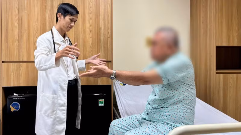 Bác sĩ thăm khám cho bệnh nhân H. (Ảnh: Bệnh viện cung cấp).