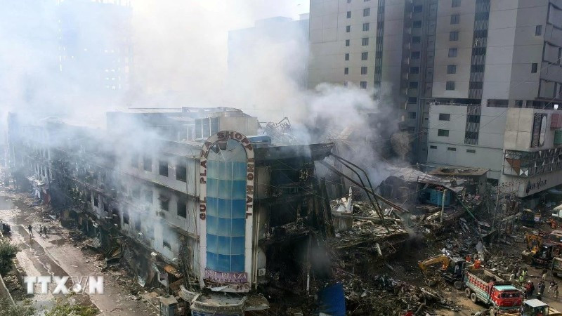 Hiện trường vụ cháy trung tâm thương mại ở Karachi, Pakistan, ngày 19/1/2026. (Ảnh: THX/TTXVN)