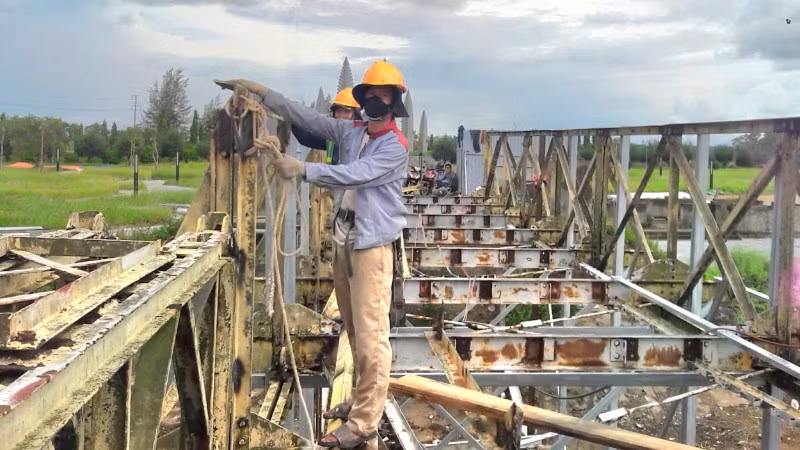 Di tích cầu Hiền Lương đang được hạ giải toàn bộ phần ván mặt cầu.