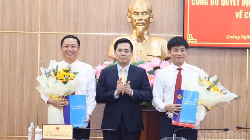 Chủ tịch Ủy ban nhân dân tỉnh Nguyễn Hoàng Giang trao Quyết định phê chuẩn của Thủ tướng Chính phủ và tặng hoa chúc mừng tân Phó Chủ tịch Ủy ban nhân dân tỉnh, nhiệm kỳ 2021-2026 đối với đồng chí Nguyễn Công Hoàng và Đỗ Tâm Hiển.