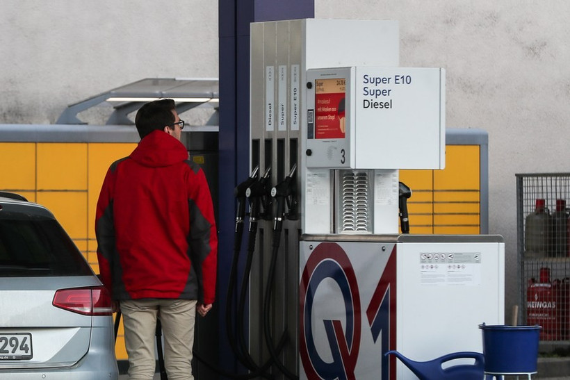 Người đàn ông nhìn vào bảng giá nhiên liệu tại 1 trạm xăng ở thủ đô Berlin, Đức. (Ảnh: THX)