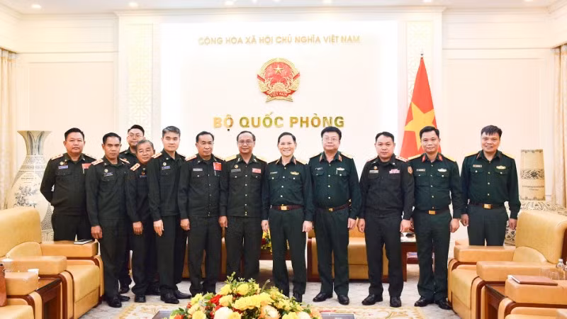 Thượng tướng Phạm Trường Sơn tiếp Thiếu tướng Thongsamay Soukpasot cùng các đại biểu tại cuộc gặp.