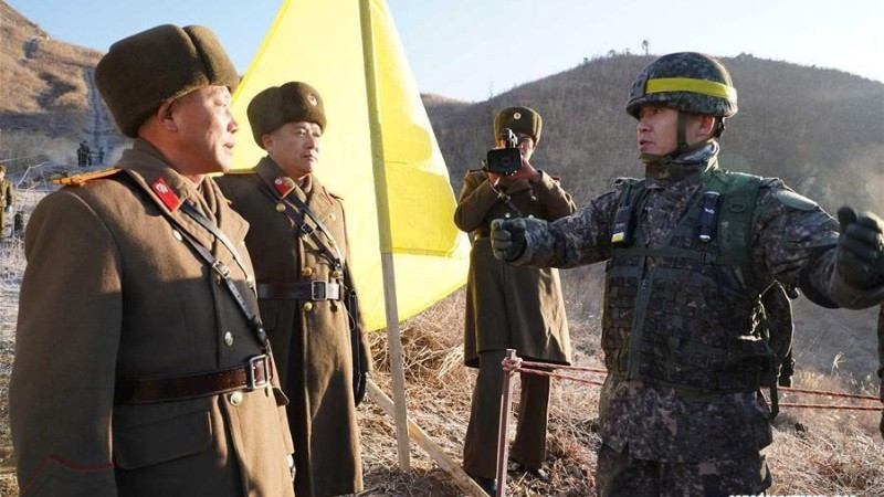 Các binh sĩ Hàn Quốc và CHDCND Triều Tiên tại Khu phi quân sự (DMZ) ngày 12/12/2018. (Ảnh: Xinhua) 