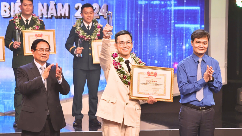 Thủ tướng Phạm Minh Chính và Bí thư thứ nhất Trung ương Đoàn Bùi Quang Huy trao Giải thưởng Gương mặt trẻ Việt Nam tiêu biểu cho Đại úy Trần Vĩnh Chiến.
