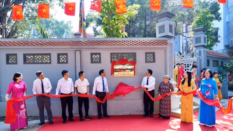 Các đại biểu thực hiện nghi thức gắn biển"Dân vận khéo" tại đình Đại Yên, phường Ngọc Hà.