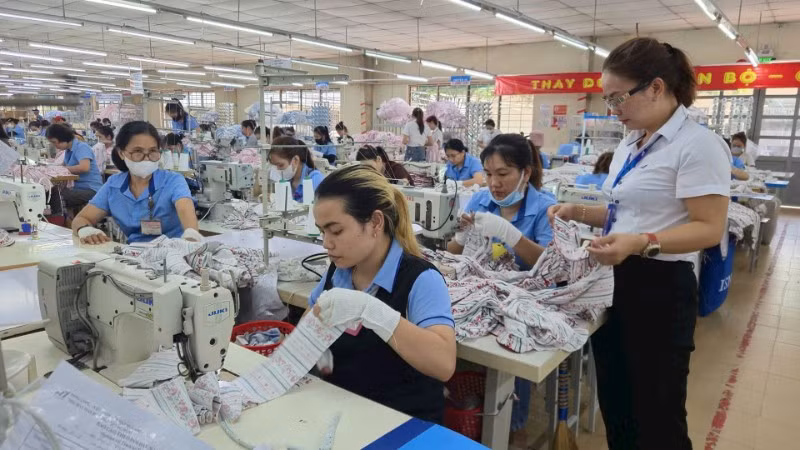 May quần áo xuất khẩu tại Nhà máy may Hòa Thọ (Quảng Ngãi).