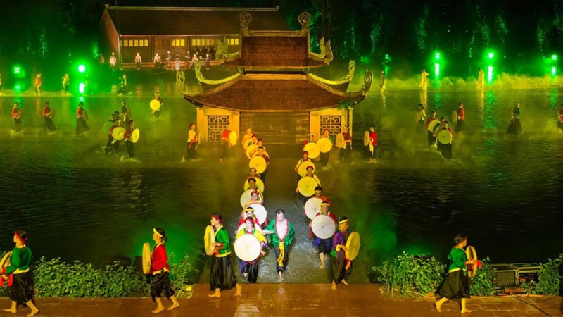 Một cảnh trong vở diễn thực cảnh Tinh Hoa Bắc Bộ tái hiện sống động đời sống và văn hóa Bắc Bộ xưa với sự tham gia của người dân. (Ảnh: Công ty cổ phần Tuần Châu-Hà Nội)