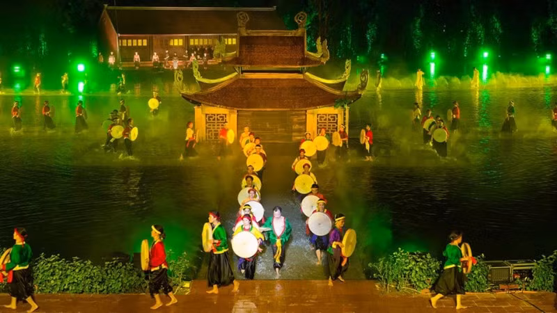 Một cảnh trong vở diễn thực cảnh Tinh Hoa Bắc Bộ tái hiện sống động đời sống và văn hóa Bắc Bộ xưa với sự tham gia của người dân. (Ảnh: Công ty cổ phần Tuần Châu-Hà Nội)