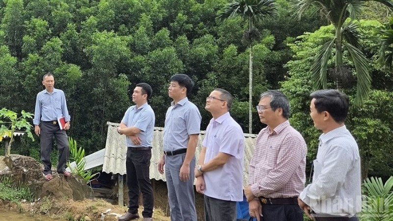Phó Chủ tịch Ủy ban nhân dân tỉnh Quảng Ngãi Đỗ Tâm Hiển cùng lãnh đạo các sở, ngành chức năng kiểm tra khu vực có nguy cơ sạt lở núi tại thôn Ba Lang, xã Ba Vinh.