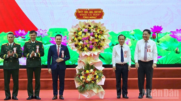 Chủ tịch Ủy ban nhân dân tỉnh Phạm Thành Ngại; Chủ tịch Hội đồng nhân dân tỉnh Phạm Văn Thiều tặng hoa chúc mừng Lễ kỷ niệm 20 năm Ngày truyền thống của Viettel Cà Mau.