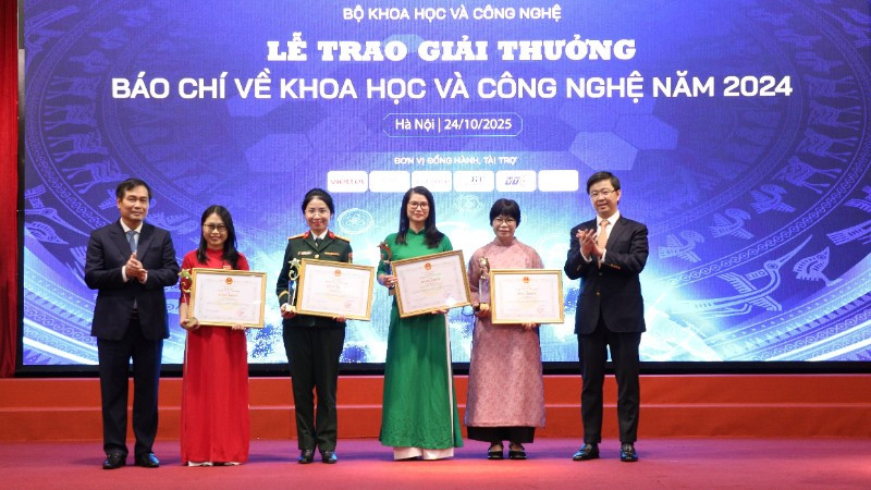 Các tác giả đạt giải Nhất nhận giải thưởng.