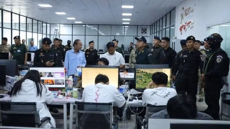 Từ ngày 14 đến 17/7/2025, lực lượng chức năng Campuchia bắt giữ hơn 1.000 nghi phạm liên quan lừa đảo trực tuyến. (Ảnh: Bộ Thông tin Campuchia)